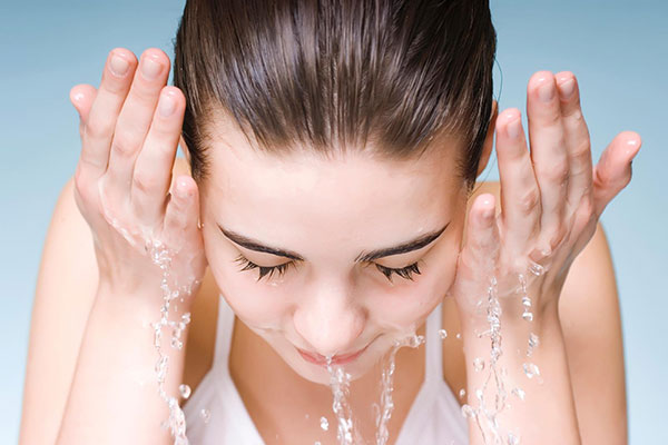 Rửa mặt sạch sẽ là khâu quan trọng nhất để hạn chế mụn